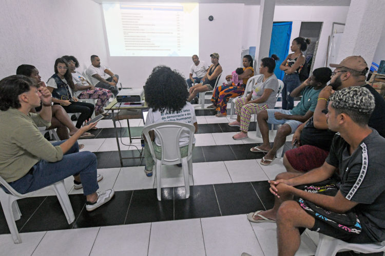Encontro na Associação de Moradores de Tijuaçu, no Rio de Janeiro. Foto: Samuel Tosta / Ibase